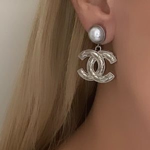 The Quilted Jumbo Earrings in Silver