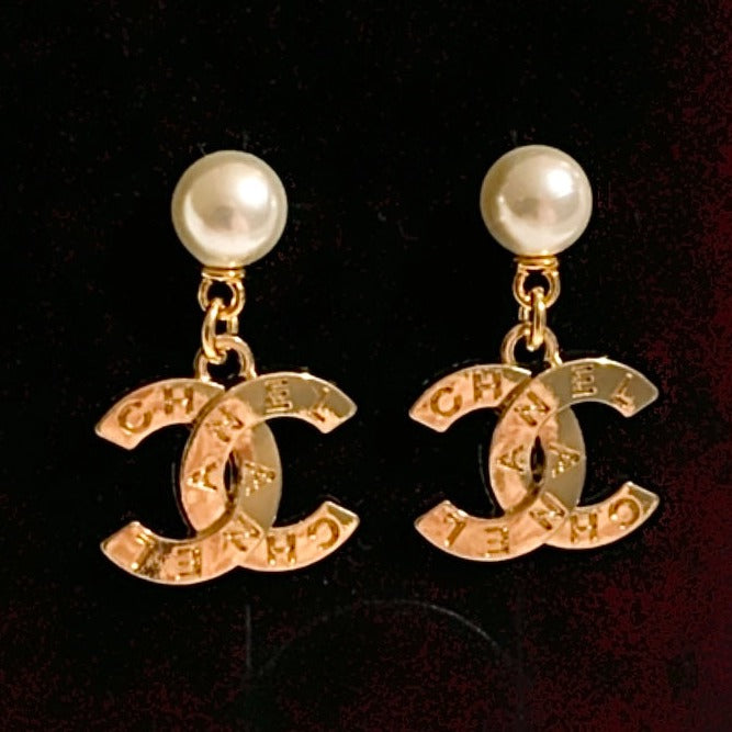 The CC Small Engraved Dangle Earrings in Gold