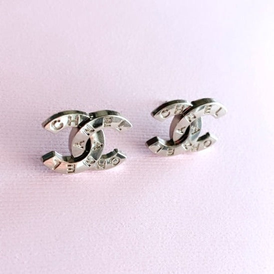 The CC Small Engraved Earrings in Silver